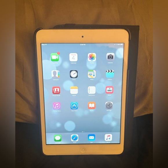 iPad mini with case and protector screen on - Picture 2 of 9